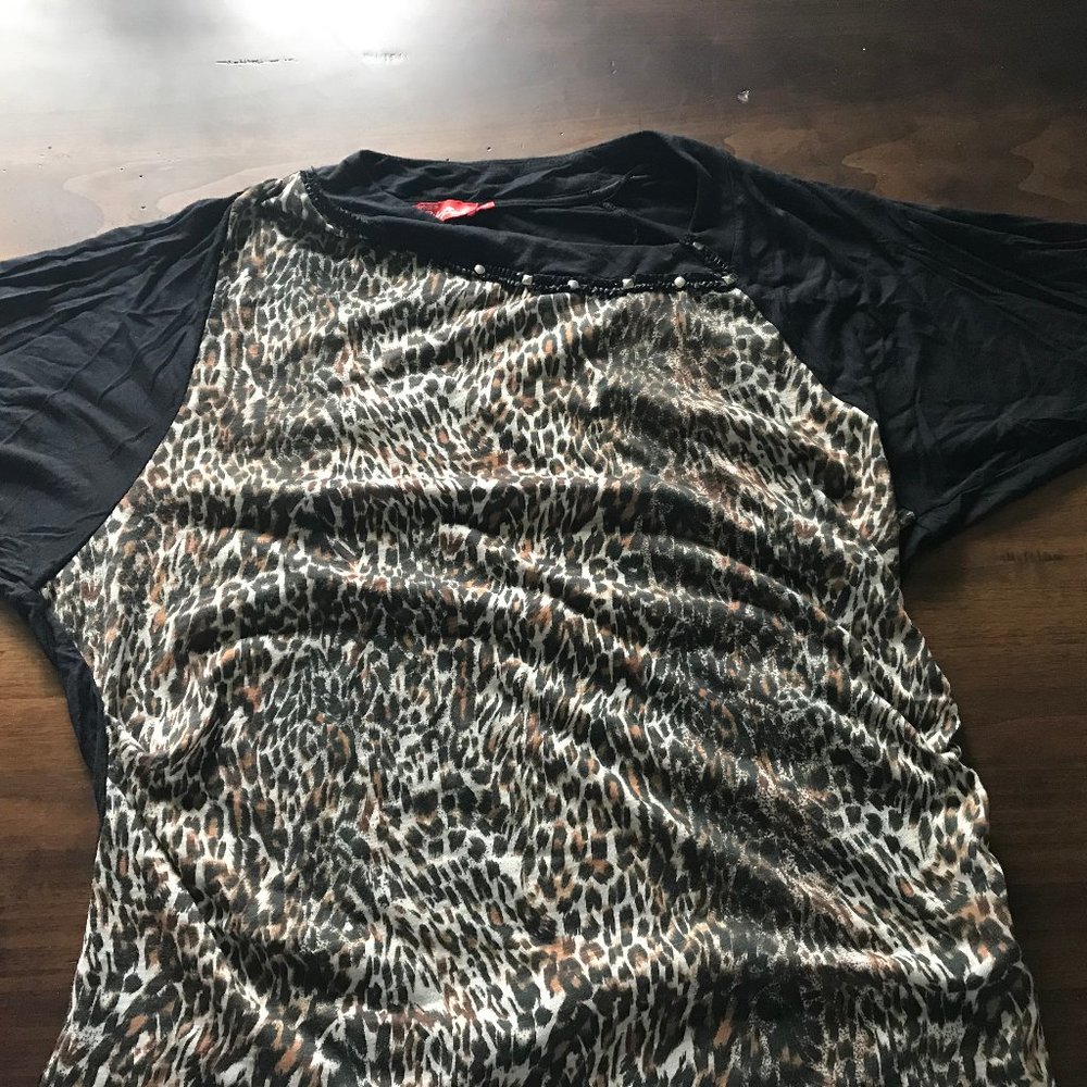 Women's leopard print knit top. Size M.